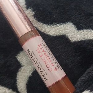makeup‎ revolution conceal and hydrate  c16